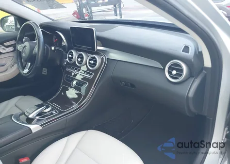 2015 Mercedes-Benz C 300 z USA, uszkodzony, nr VIN 55SWF4JB1FU077291